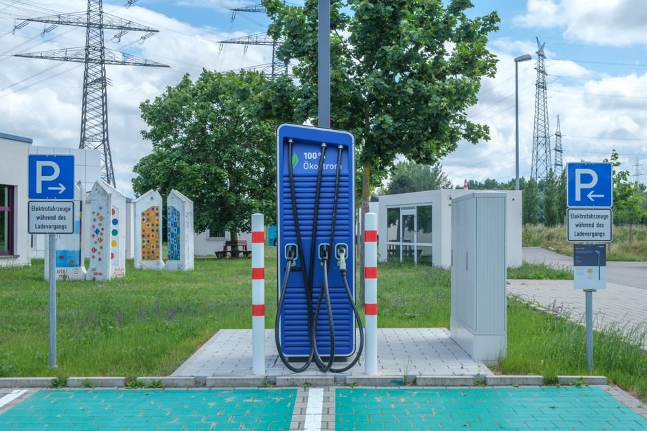 Maximize Your EV's Range: 5 Simple Strategies for Longer Drives