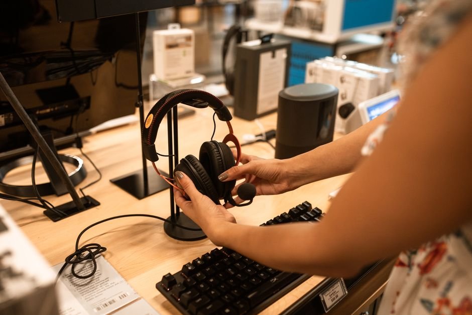Sennheiser Momentum 5 vs. Sony WH-1000XM6: Which Flagship Headphone Reigns Supreme?