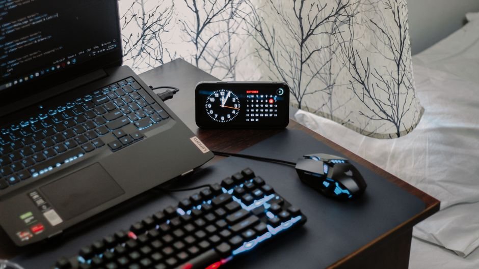 Transform Your Workday: 5 Essential Desk Gadgets for Enhanced Productivity