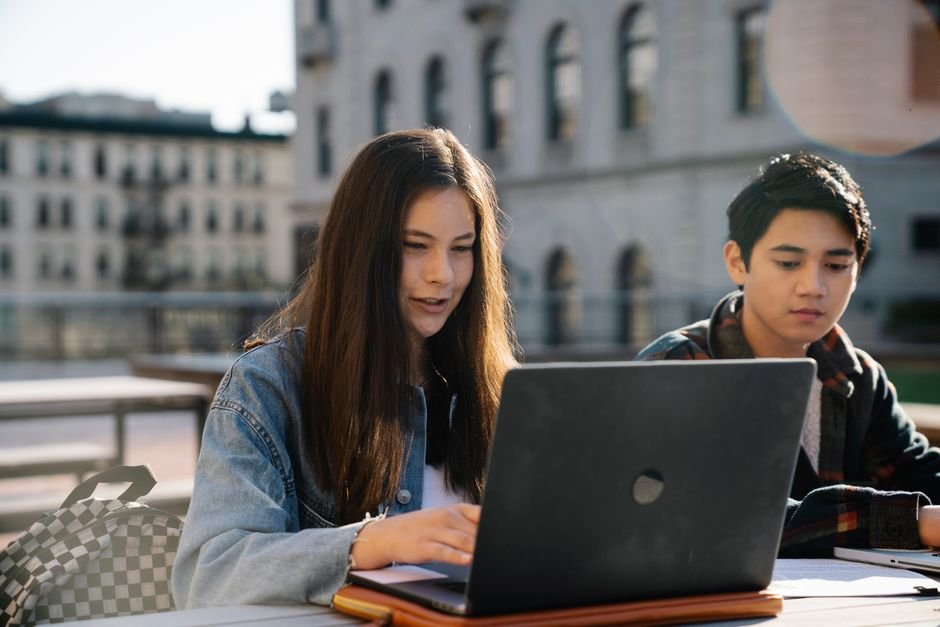 AI & Education: How Critical Thinking Training with ChatGPT Boosts Student Performance